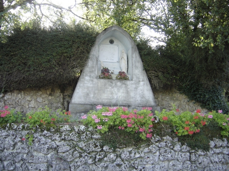 La statue a été créée par René BOUSSILLOU - Celles