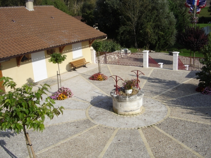 Le puits vu du balcon de la mairie - Celles