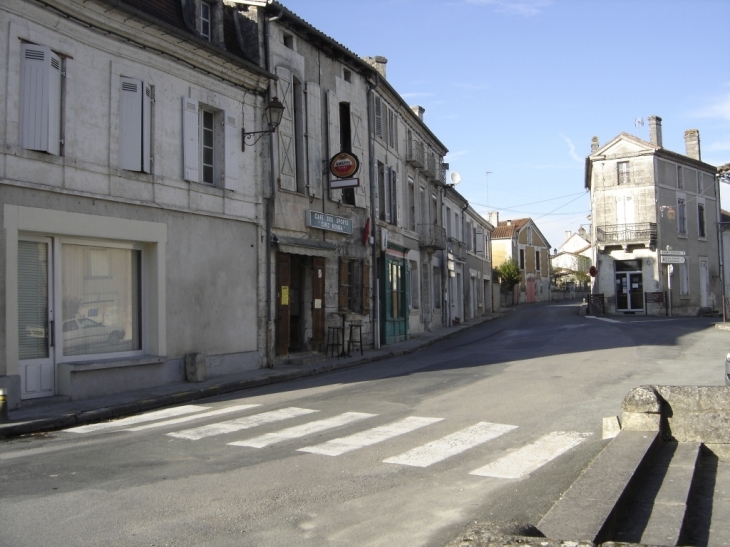 Vue du centre du bourg en face de l\'église - Celles