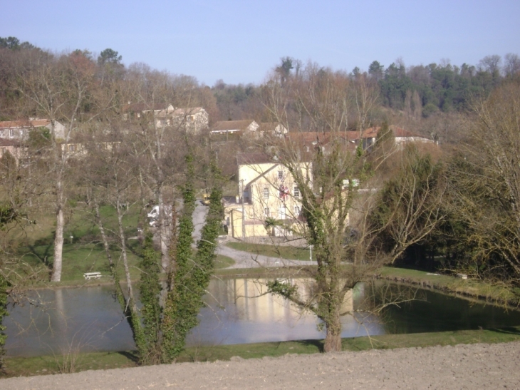 La mairie depuis l'étang - Celles