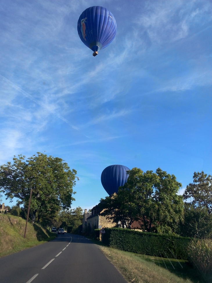 Montgorfières sur la route en Dordogne - Cénac-et-Saint-Julien