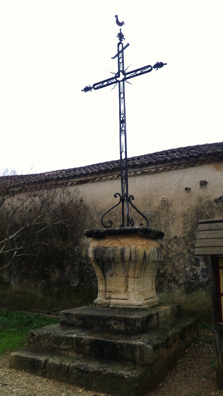 Crucifix sur la place du village. - Cendrieux