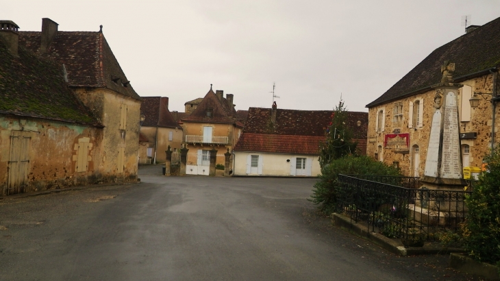 La place du village. - Cendrieux