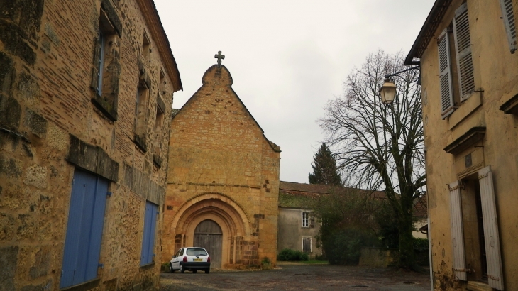 Devant l'église. - Cendrieux