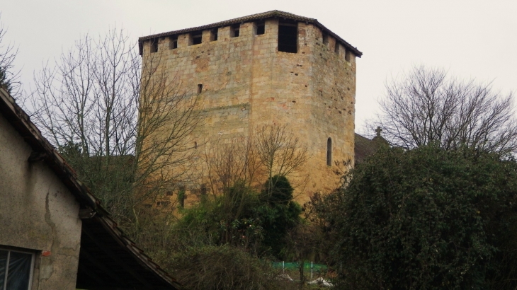 Le clocher-donjon de l'église. - Cendrieux