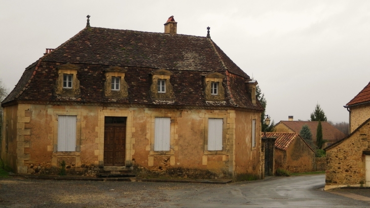 Maison ancienne dans le bourg. - Cendrieux