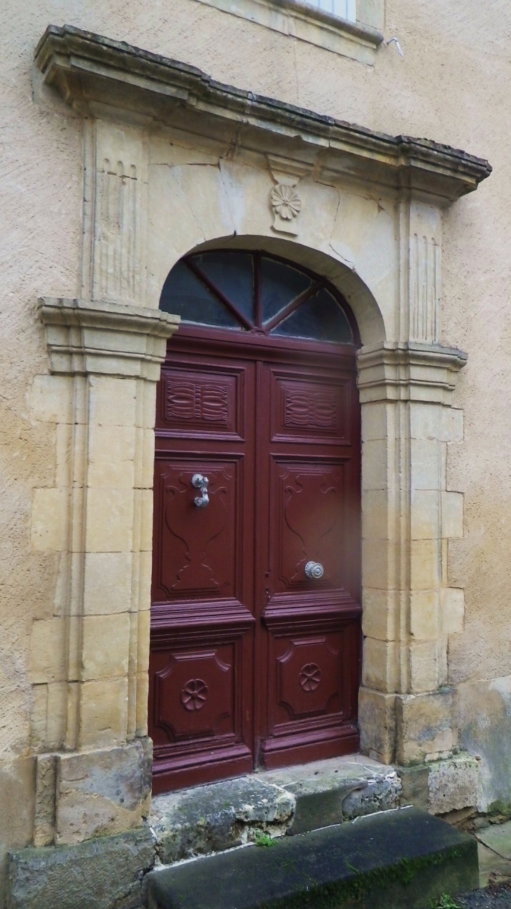 Porte ouvragée d'une maison ancienne du bourg. - Cendrieux