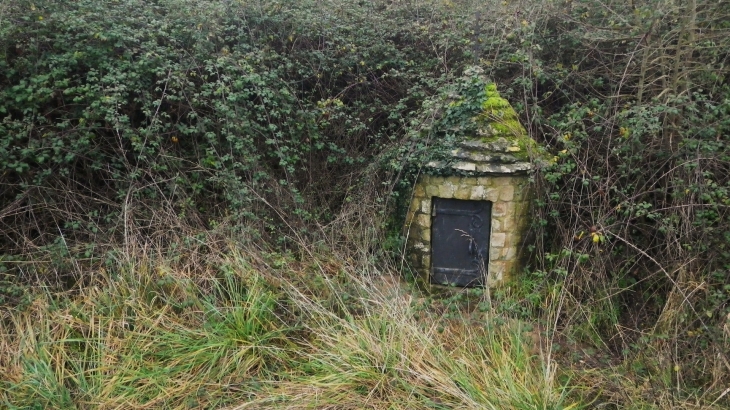 Vieux puit à l'extérieur du village. - Cendrieux