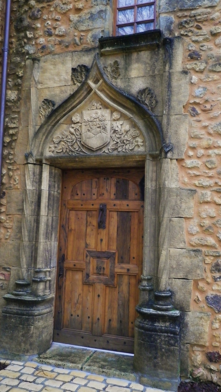 La porte d'entrée du château à Sireybidou. - Cendrieux