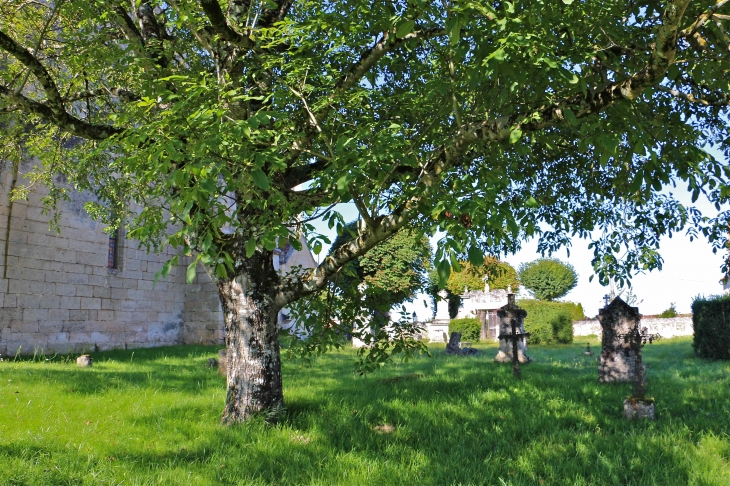 Le petit cimetière attenant à l'église saint Cybard - Cercles