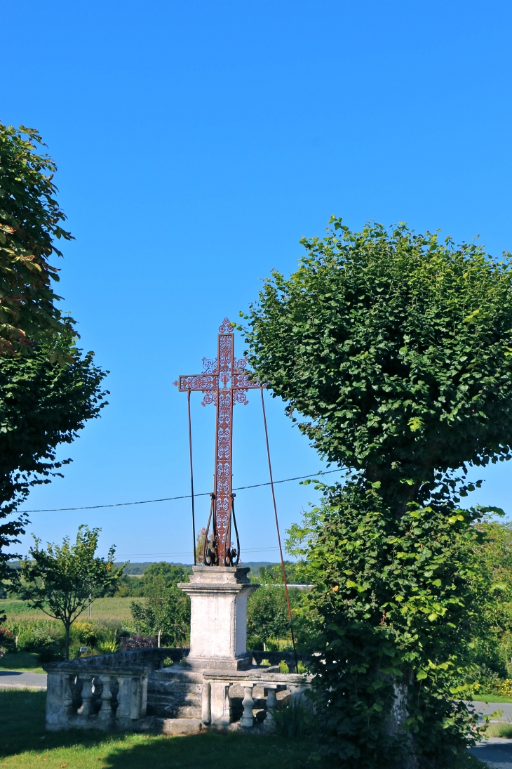 Croix devant l'église de Saint Cybard - Cercles