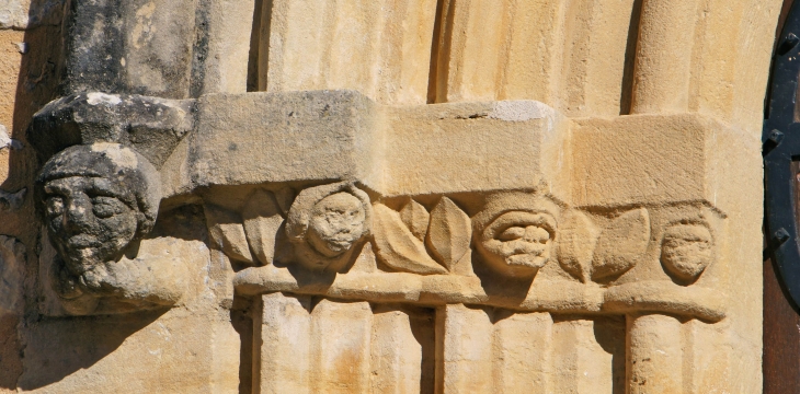 Les Chapiteaux scultés du portail. - Chalagnac