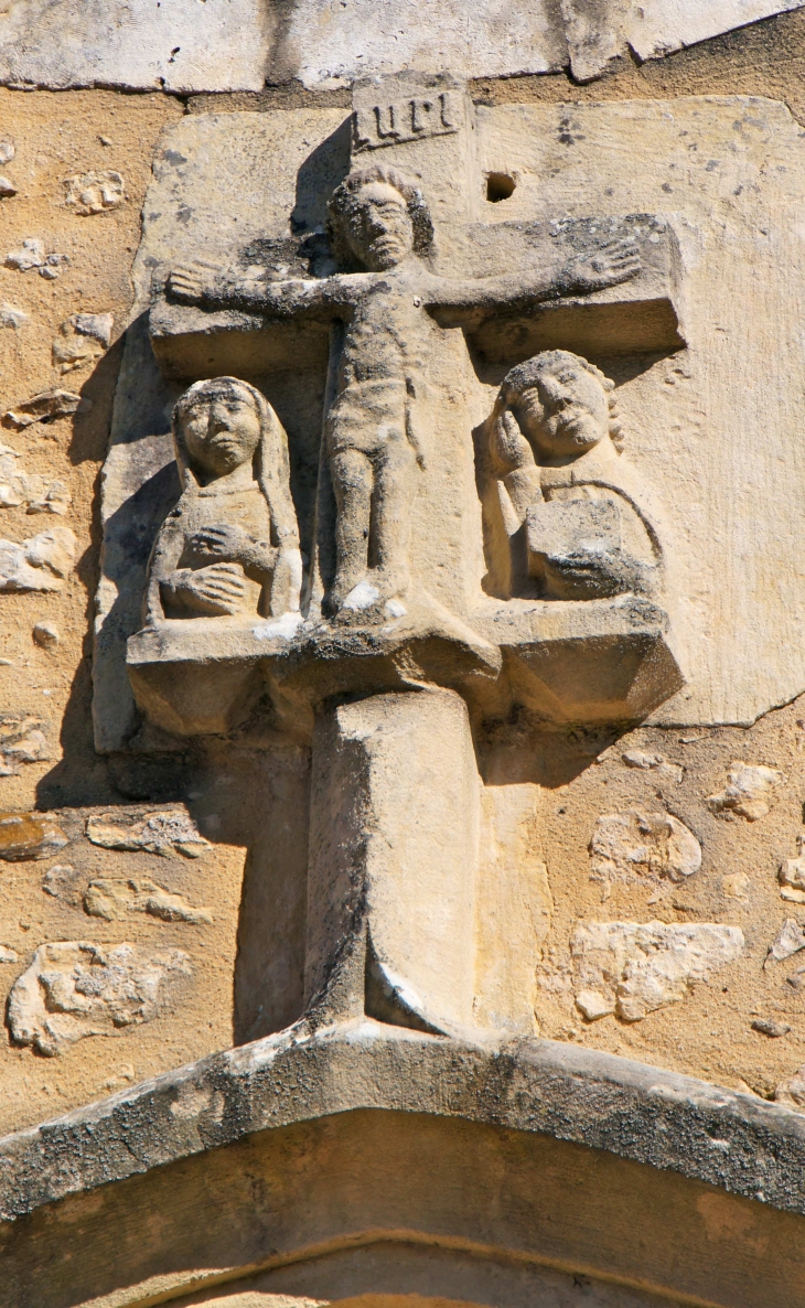 Sculture au dessus du portail de l'église Saint-Sathurnin. - Chalagnac