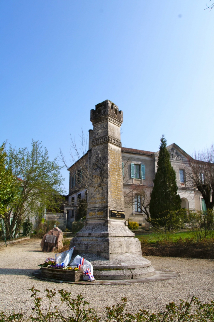 Le Monument aux Morts - Champagnac-de-Belair