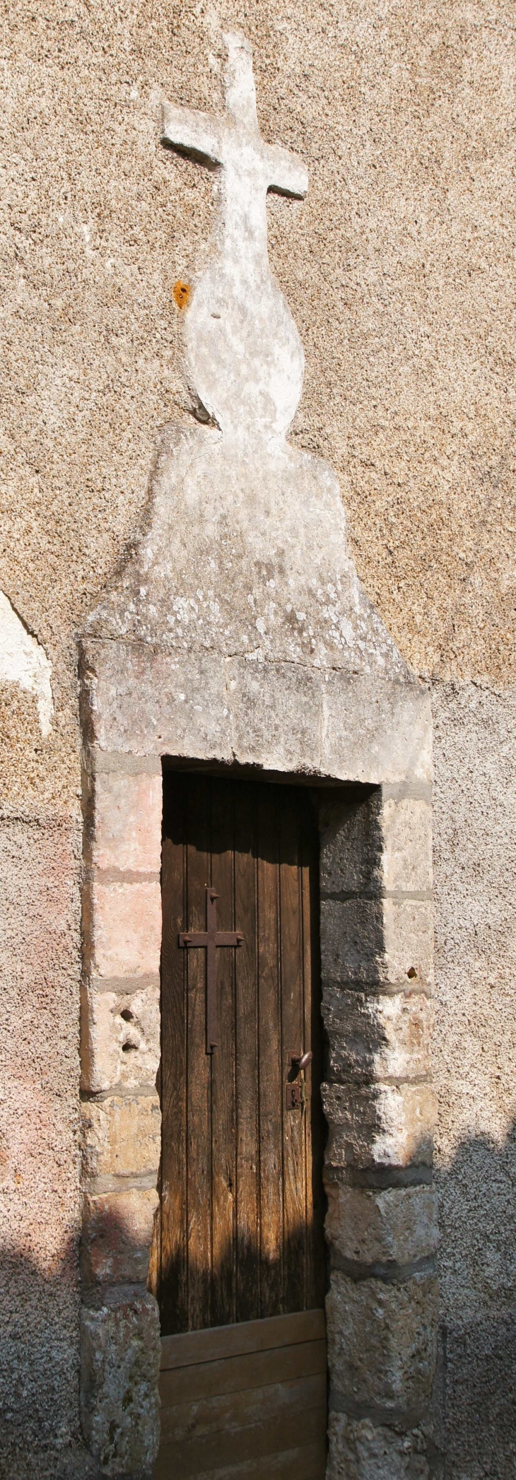 Porte secondaire de la chapelle de la Vierge du XVIIIe siècle. - Champagnac-de-Belair