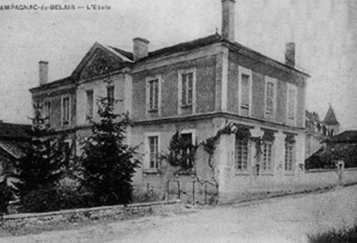 L'école début XXe siècle (carte postale ancienne). - Champagnac-de-Belair