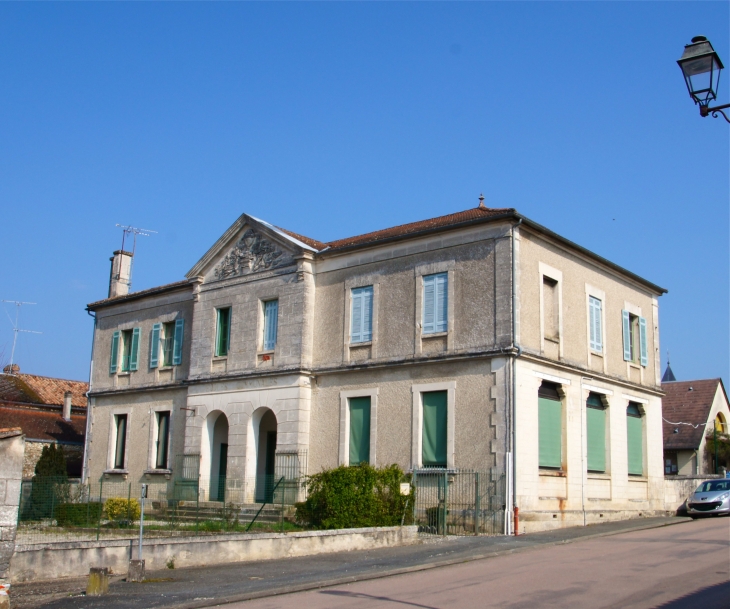 L'ancienne école - avril 2013. - Champagnac-de-Belair