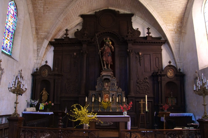 Le retable du XVIe siècle dominé par une grande statue de Saint-Christophe. - Champagnac-de-Belair