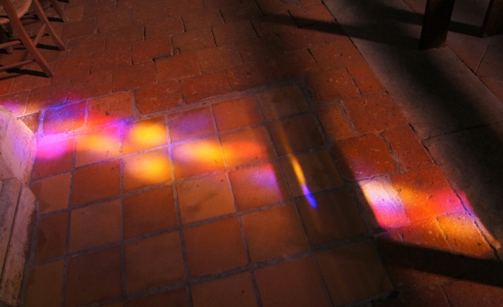 Reflets sur le carrelage de l'église Saint-Christophe. - Champagnac-de-Belair