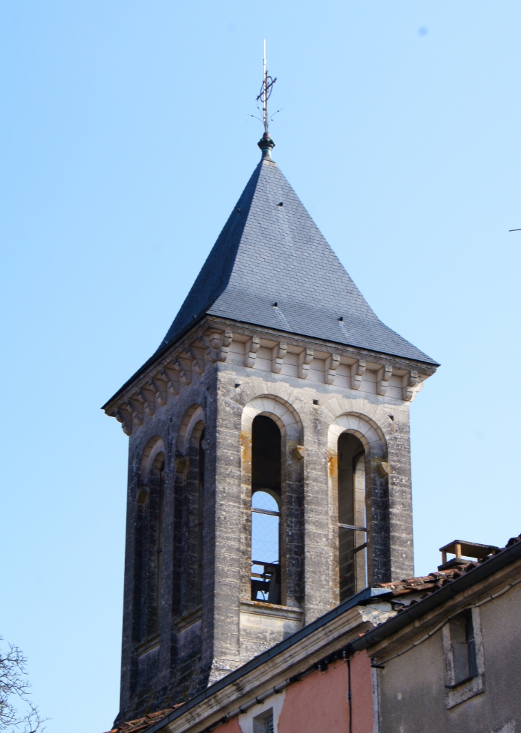 Le clocher de l'église Saint-Christophe a été rajouté au chevet à la fin des années 1800. - Champagnac-de-Belair