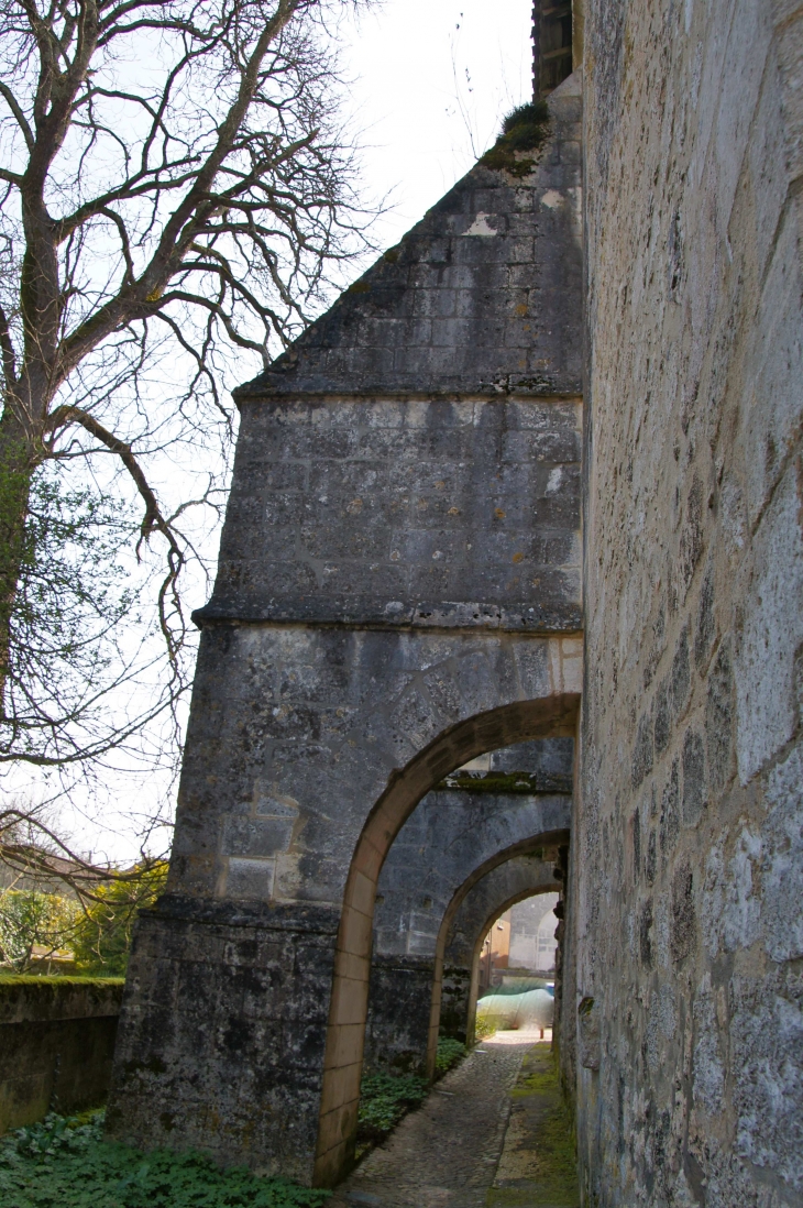 Les contreforts de l'église Saint-Christophe. - Champagnac-de-Belair