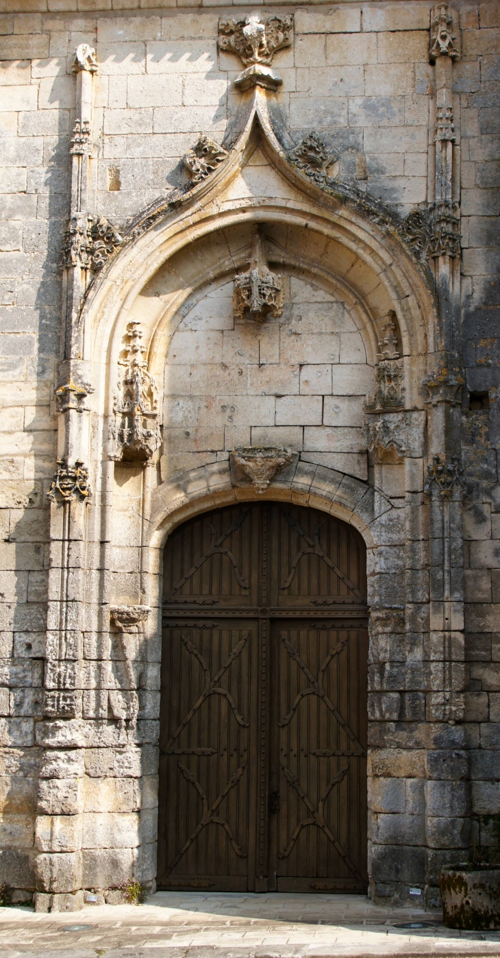 Le portail de l'église Saint-Christophe. - Champagnac-de-Belair