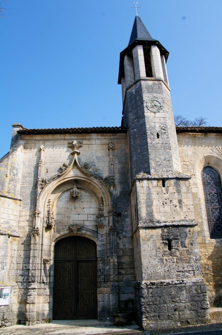 Le contrefort de la façade sud est coiffé d'un clocheton qui abrite un escalier à vis donnant accès aux voûtes de la nef. Sur cette façade ouvre le portail. - Champagnac-de-Belair