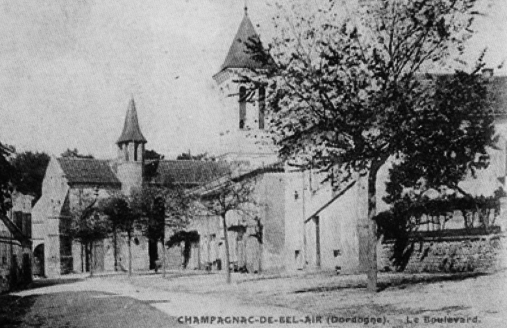 Début XXe siècle - Le boulevard (carte postale ancienne). - Champagnac-de-Belair