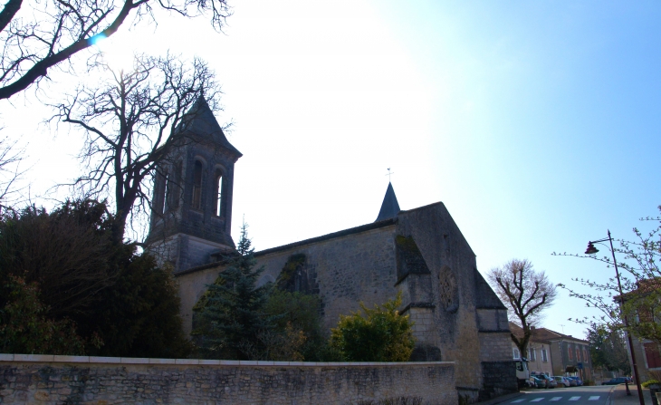 Campanhacum était au XIIIe siècle un archiprêtré de 27 paroisses. de l'église d'origine il ne reste que quelques pierres. l'édifice actuel est du XVIe siècle, de style entre le gothique flamboyant et renaissance  - Champagnac-de-Belair