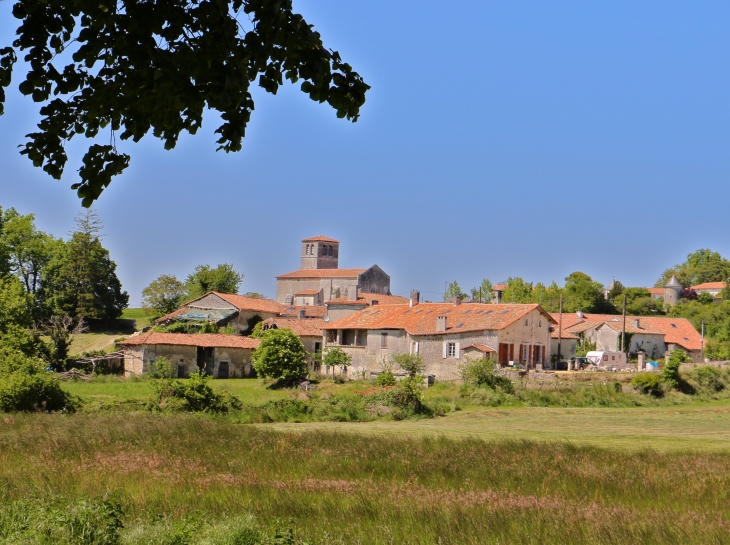 Vue sur le village de Fontaine. - Champagne-et-Fontaine