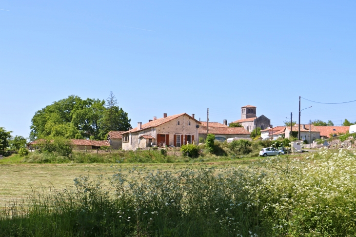 Vue sur le village de Fontaine. - Champagne-et-Fontaine