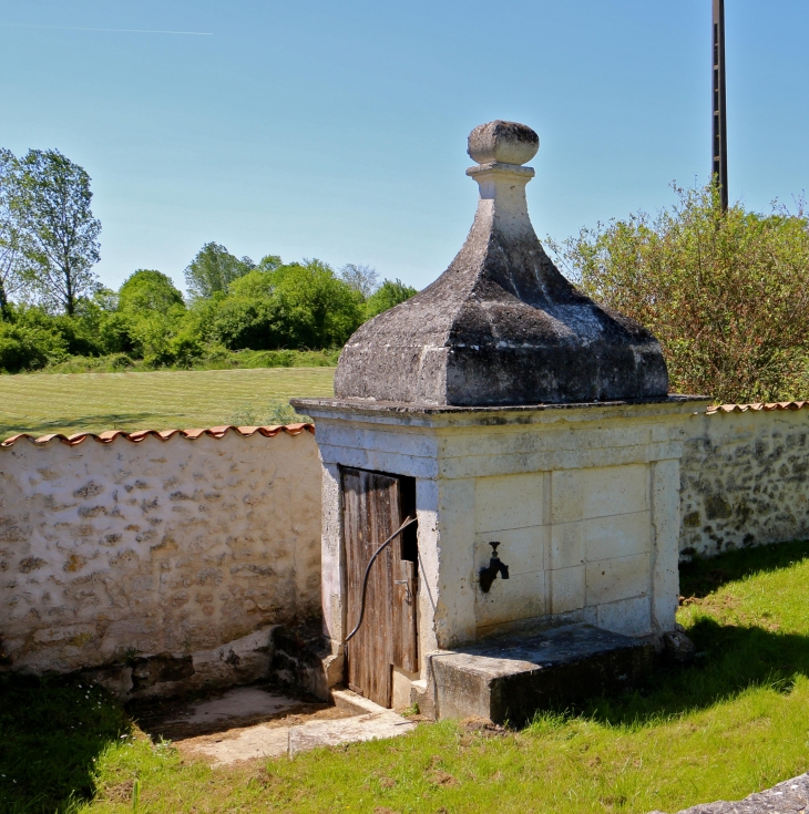 La fontaine de Fontaine. - Champagne-et-Fontaine