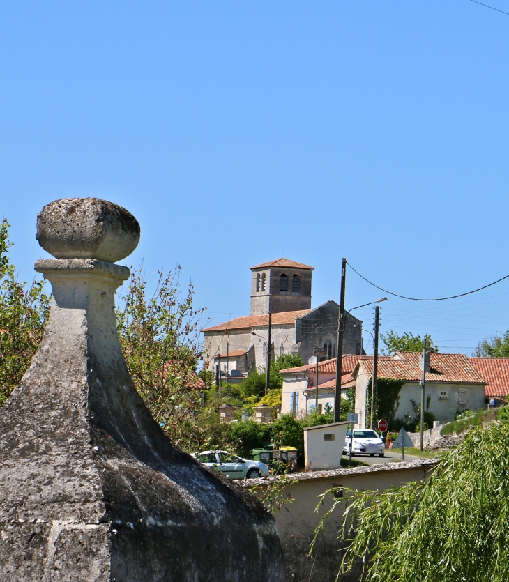 Vue sur l'église de Fontaine. - Champagne-et-Fontaine