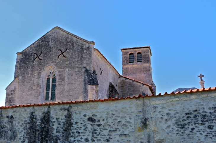 Chevet de l'église Saint Jean Baptiste de Fontaine. - Champagne-et-Fontaine