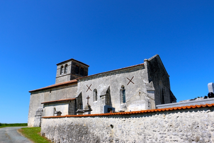 L'église Saint Jean Baptiste de Fontaine date des XIIe et XVe siècles. - Champagne-et-Fontaine