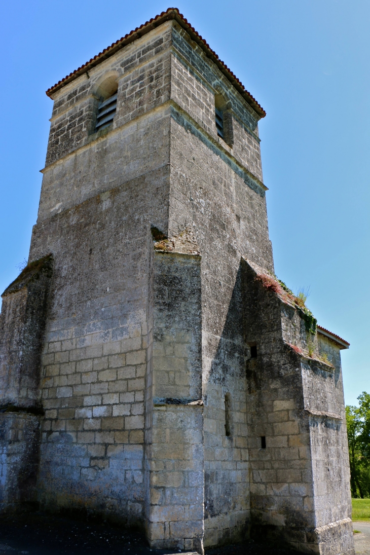 Le clocher de l'église Saint Jean Baptiste de Fontaine. - Champagne-et-Fontaine