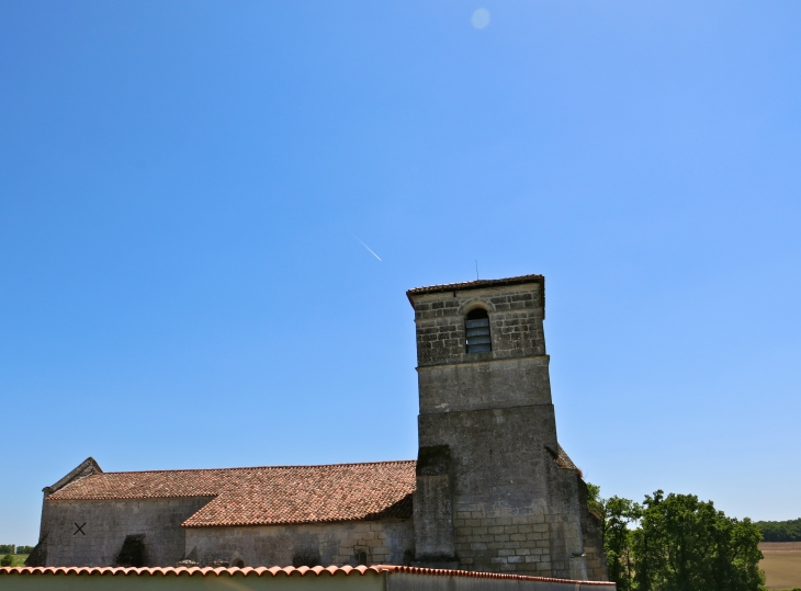 Façade nord de l'église Saint Jean Baptiste de Fontaine. - Champagne-et-Fontaine