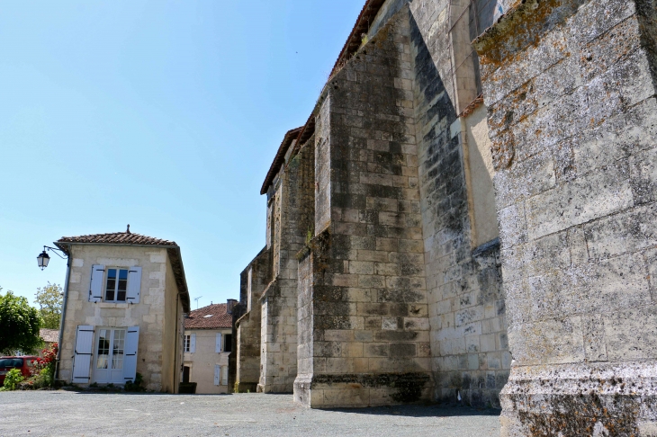 Les contreforts de la façade sud de l'église Saint Martin à Champagne. - Champagne-et-Fontaine