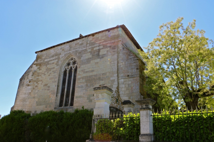 Le chevet plat de l'église Saint Martin de Champagne. - Champagne-et-Fontaine