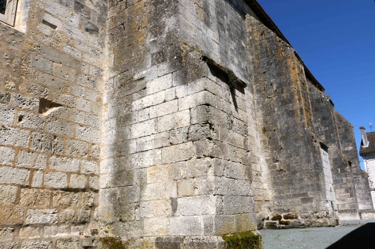 Les contreforts de la façade sud de l'église Saint Martin à Champagne. - Champagne-et-Fontaine