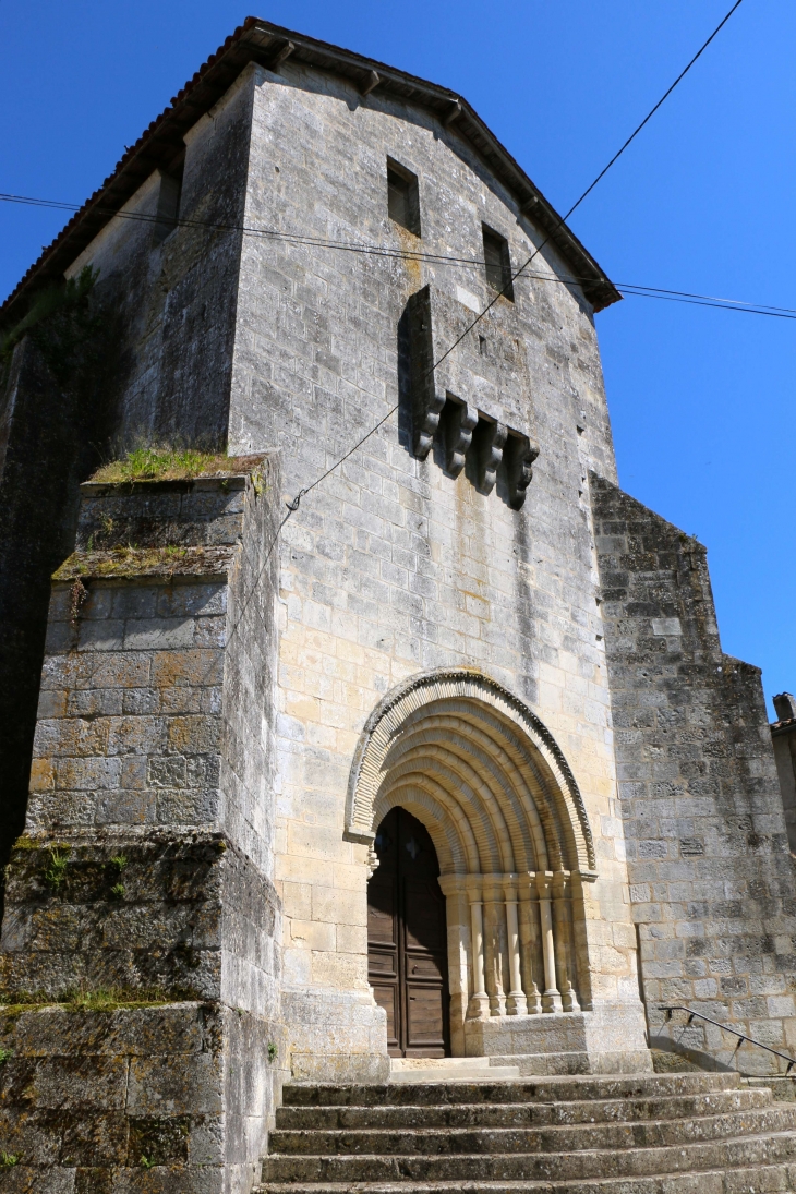 Façade occidentale de l'église Saint Martin à Champagne. - Champagne-et-Fontaine