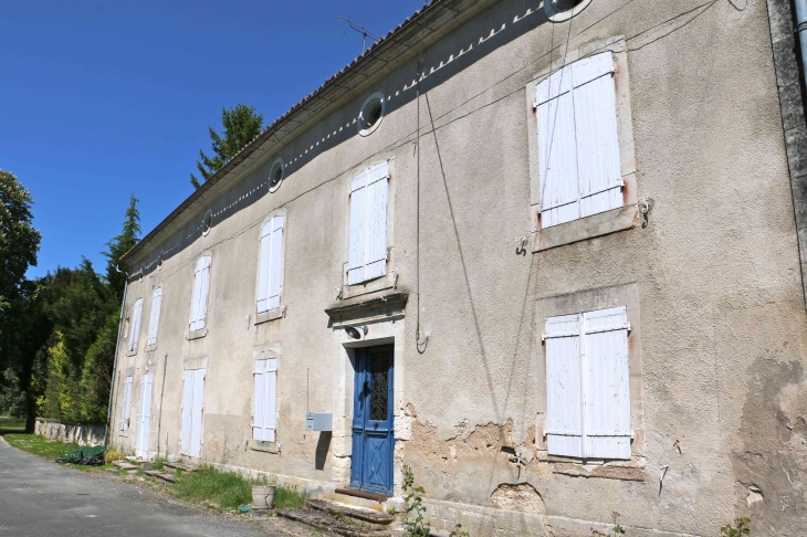 Maison ancienne près de l'église à Champagne. - Champagne-et-Fontaine