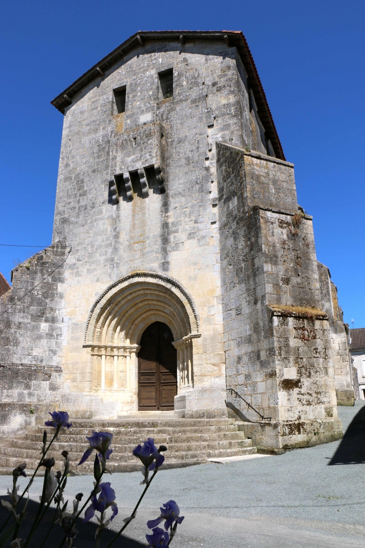 Façade occidentale de l'église fortifiée Saint Martin à Champagne, elle date du XIIe siècle, mais remaniée aux XIIIe, XIVe et XVIe siècles. - Champagne-et-Fontaine