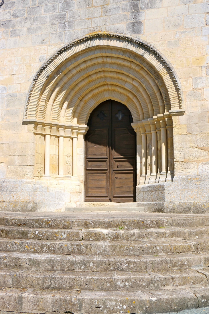 Le portail de l'église saint Martin à Champagne. - Champagne-et-Fontaine