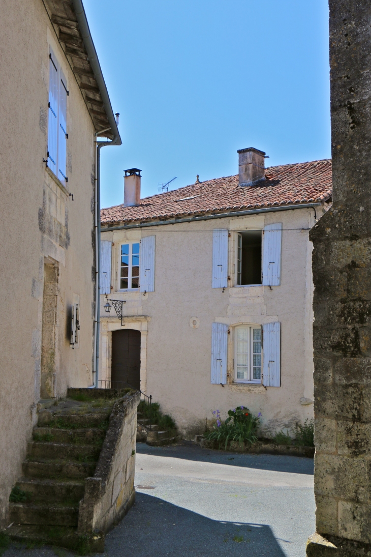 Ruelle près de l'église Saint Martin à Champagne. - Champagne-et-Fontaine