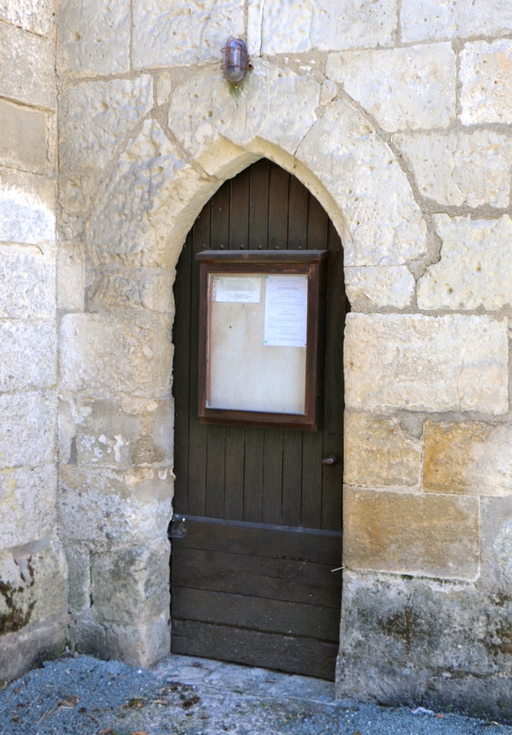 Petite porte de la façade sud de l'église Saint Martin à Champagne. - Champagne-et-Fontaine