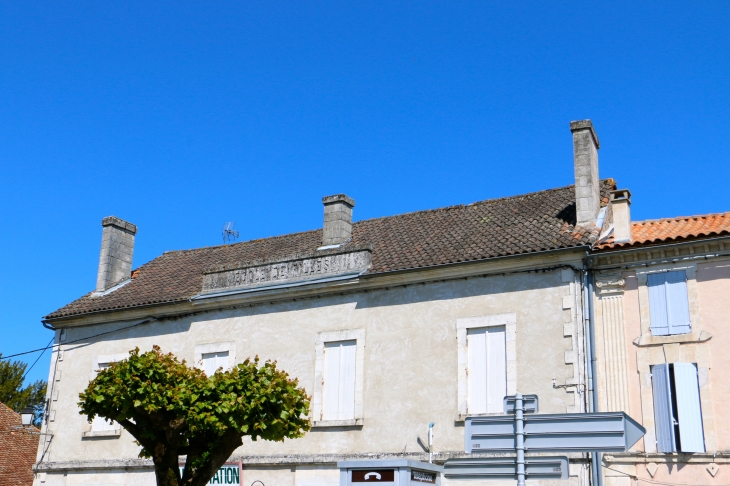 Ancienne école des filles à Champagne. - Champagne-et-Fontaine