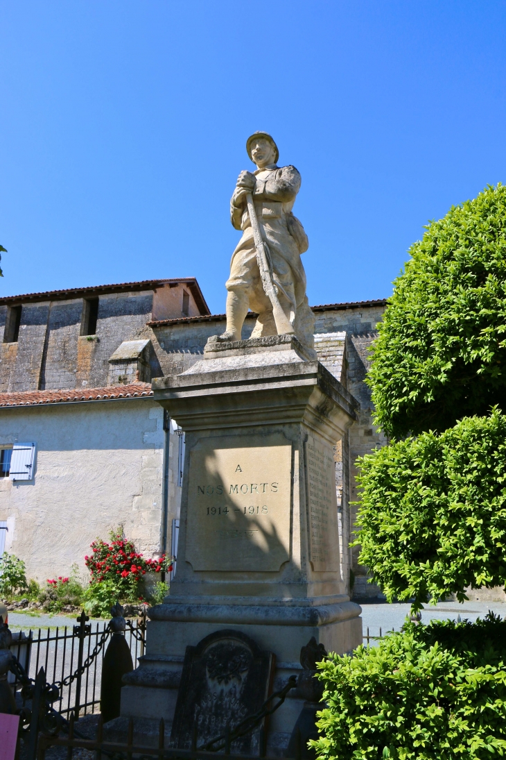 Le Monument aux Morts à Champagne. - Champagne-et-Fontaine