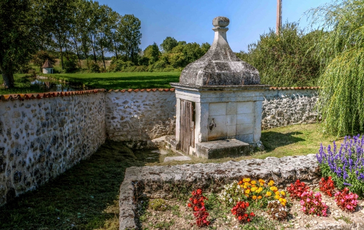 A Fontaine, le puits de la fontaine - Champagne-et-Fontaine