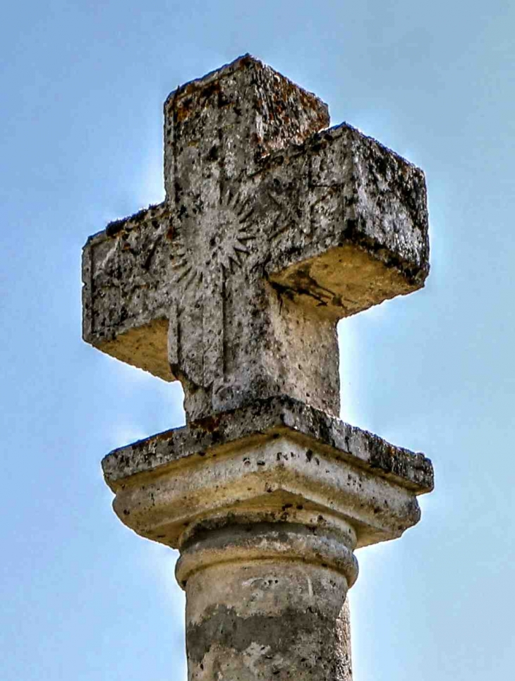 Croix de la Fontaine à Fontaine - Champagne-et-Fontaine